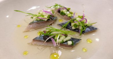 Caballa marinada con esencia de tomate, manzana y salicornia Caballa marinada con esencia de tomate, manzana y salicornia