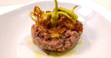 Steak tartare extra jugoso con sardina ahumada, puntilla de huevo y piparras encurtidas. Steak tartare extra jugoso con sardina ahumada, puntilla de huevo y piparras encurtidas.