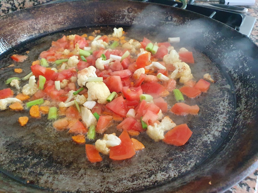 Arroz integral de verduras con caldo al eneldo.