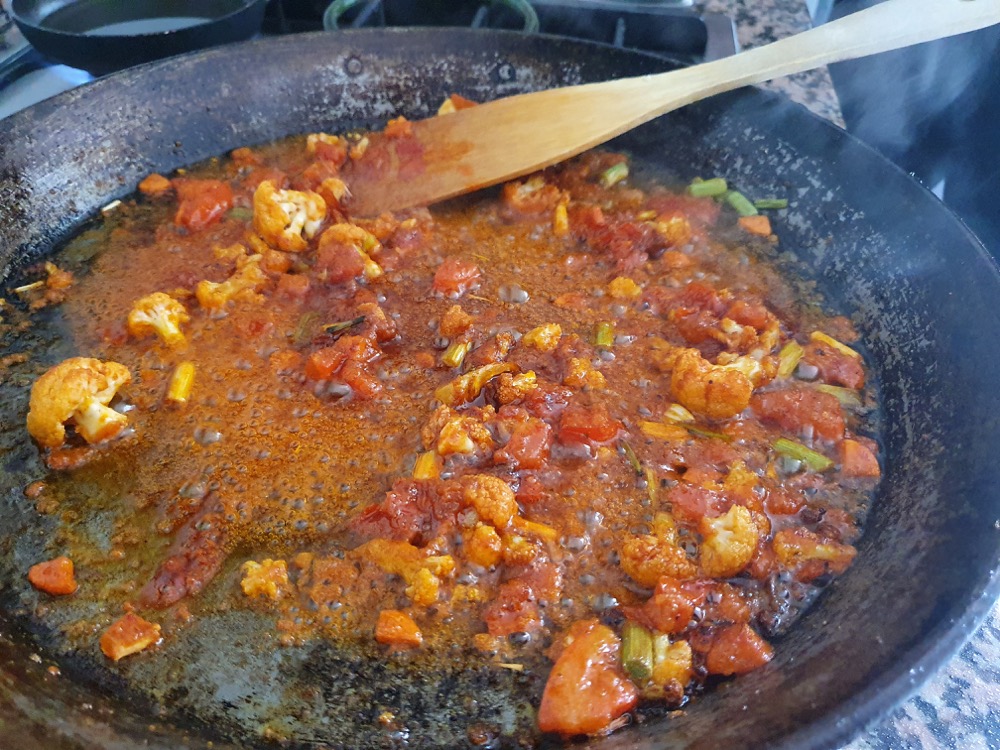 Arroz integral de verduras con caldo al eneldo.