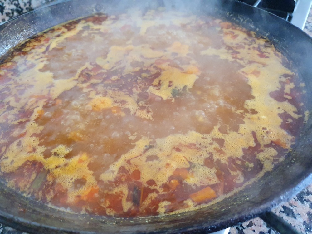 Arroz integral de verduras con caldo al eneldo.