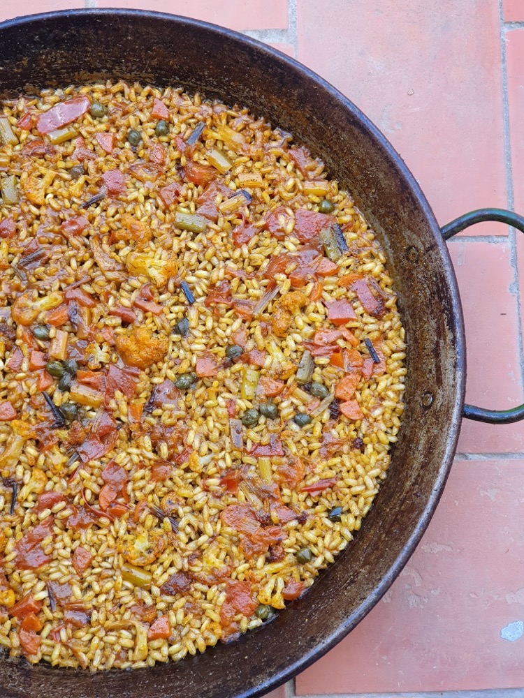 Arroz integral de verduras con caldo al eneldo.