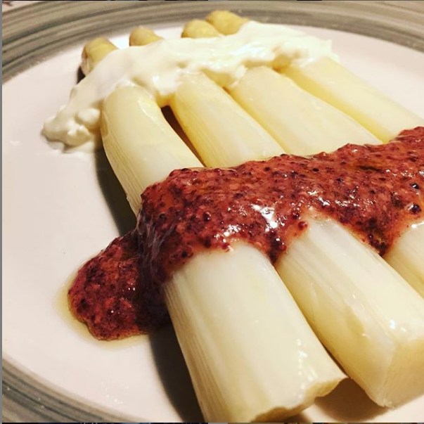 Espárragos blancos con mayonesa y mostaza de cassis.